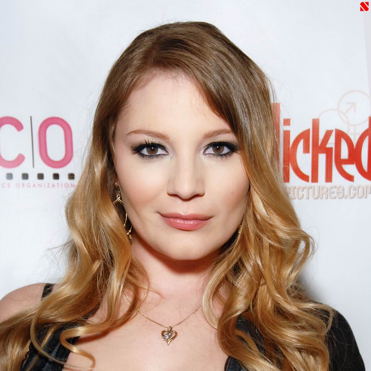 4 Steps to Aurora Snow's Superbad Style 4 Steps to Aurora Snow's Superbad Style