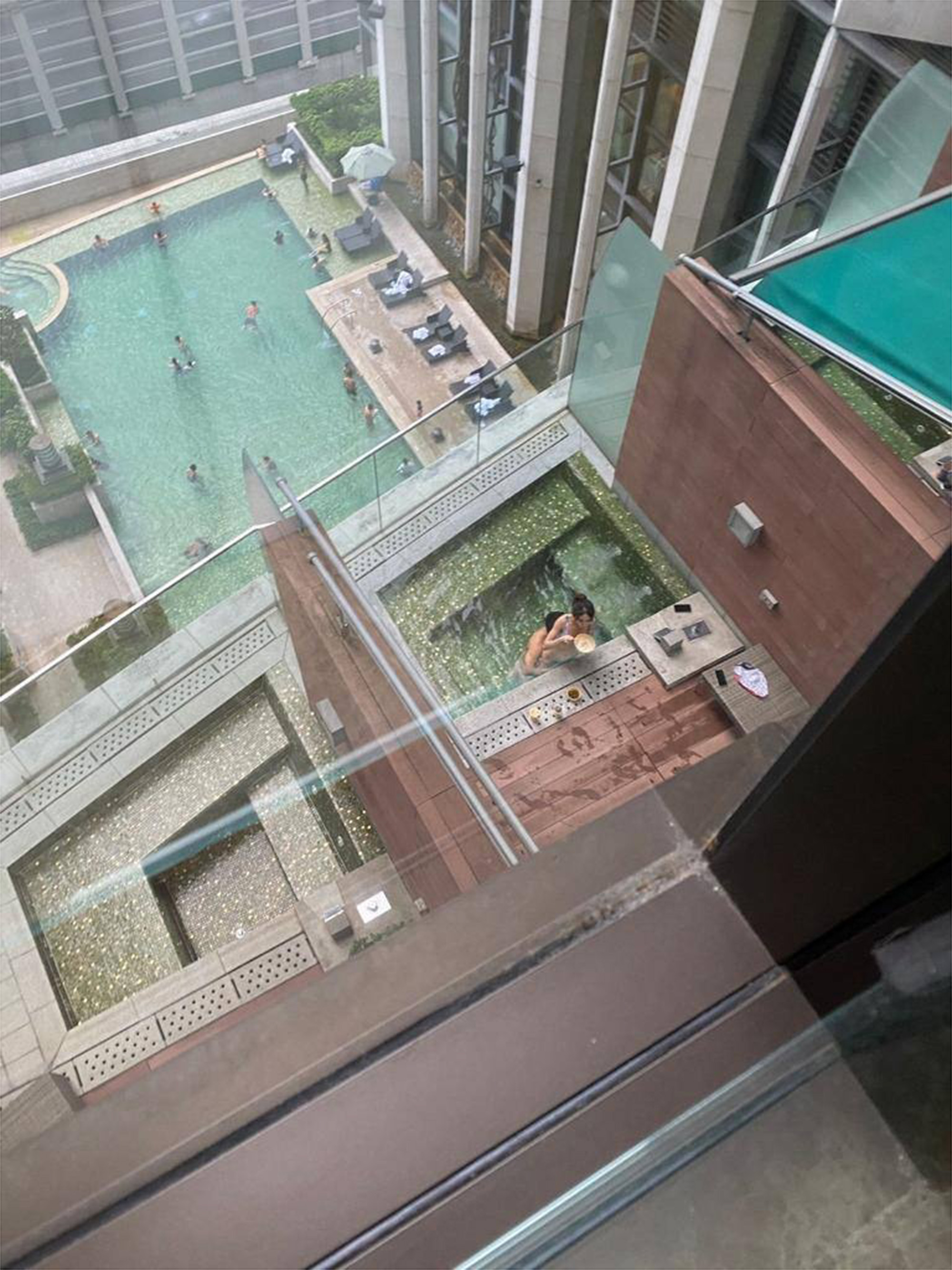 Couples Caught On Video Having Jacuzzi Sex In Public At Hotel Couples Caught On Video Having Jacuzzi Sex In Public At Hotel