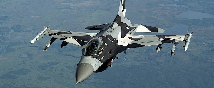 F 16 Fighting Falcon Shows Viper Like Camo Over Alaska Autoevolution F 16 Fighting Falcon Shows Viper Like Camo Over Alaska Autoevolution