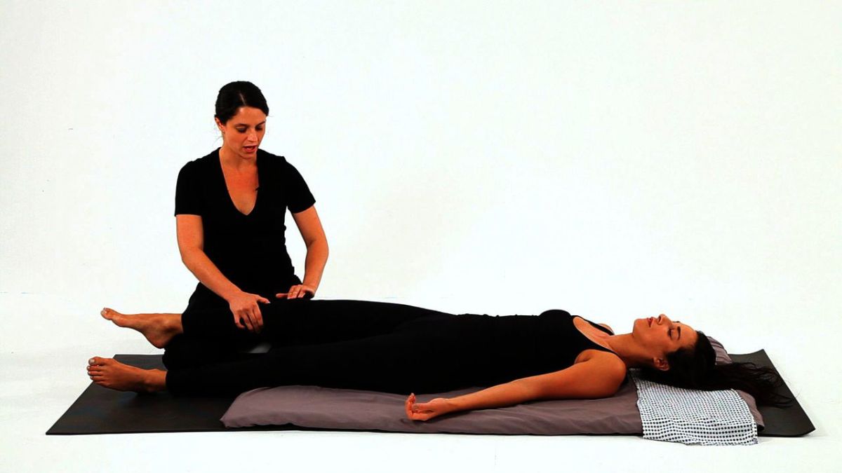 How To Give A Shiatsu Knee Massage Howcast How To Give A Shiatsu Knee Massage Howcast