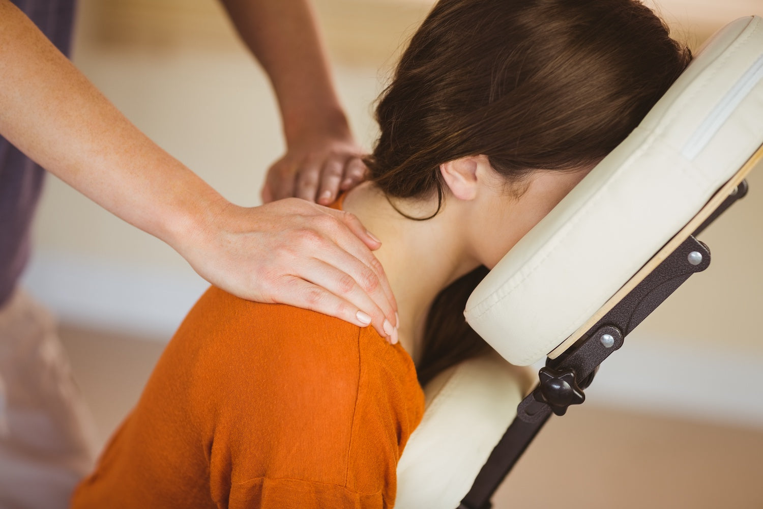 How To Give The Perfect Shoulder And Neck Massage Chirp How To Give The Perfect Shoulder And Neck Massage Chirp