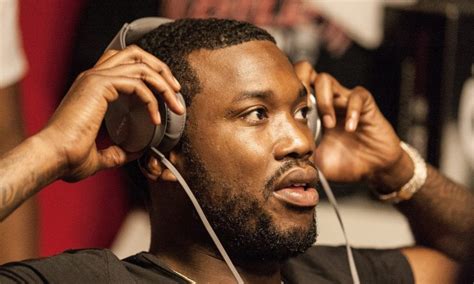 Meek Mill Attempts To Dive Into Swimming Pool Hilariously Fails Meek Mill Attempts To Dive Into Swimming Pool Hilariously Fails