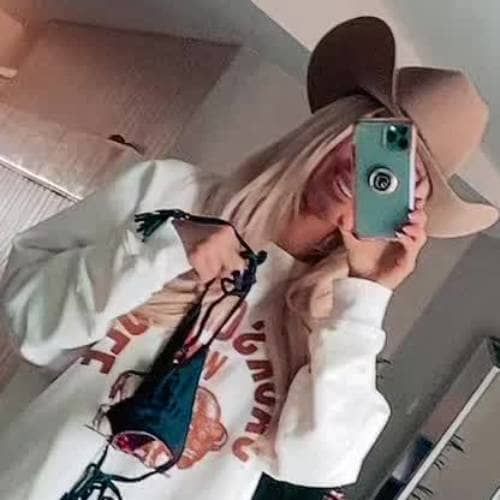 Why Does Taylor Breesey Hide Her Face In The Internet Has She Done A Why Does Taylor Breesey Hide Her Face In The Internet Has She Done A
